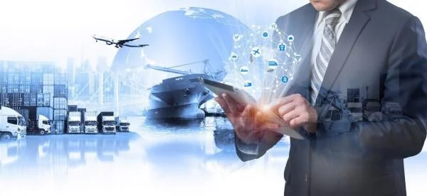 Мужчина логист работает с планшетом на фоне корабля, самолета, грузовиков и контейнеров