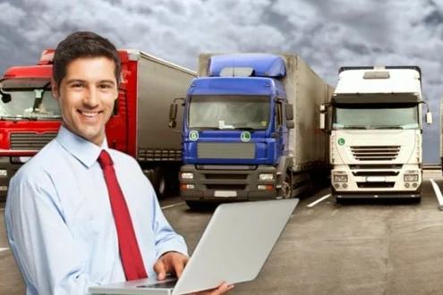 Мужчина менеджер по транспорту стоит на фоне фур