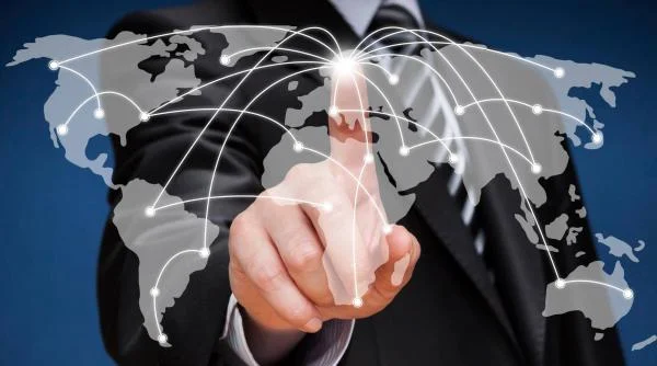 Мужчина менеджер по продажам указывает на карту с поставками