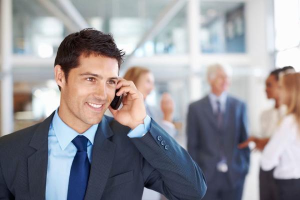 Парень менеджер по продажам разговаривает по телефону