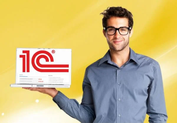 Мужчина программист 1С держит ноутбук с презентацией