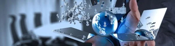 Рука объединяет планету, ноутбук и планшет