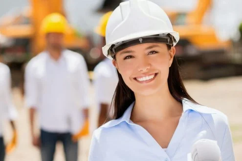Девушка сметчик на строительной площадке с сотрудниками и техникой