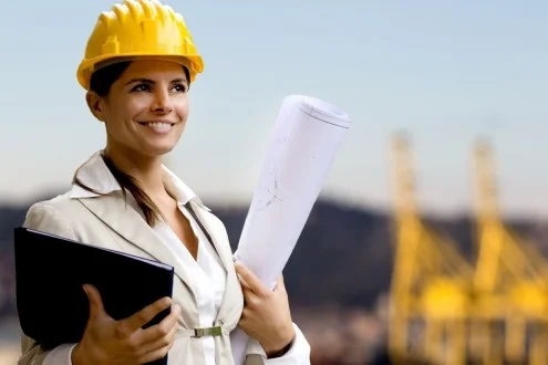 Девушка ведущий инженер-сметчик стоит с папкой и чертежом на фоне стройки